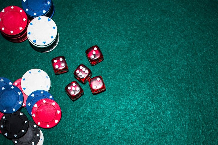 Tim dukungan pelanggan memuplay siap membantu melalui berbagai saluran komunikasi